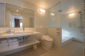 House, 3 Bedrooms | Bathroom | Free toiletries, hair dryer, towels, shampoo - Kabayama House (Kutchan)