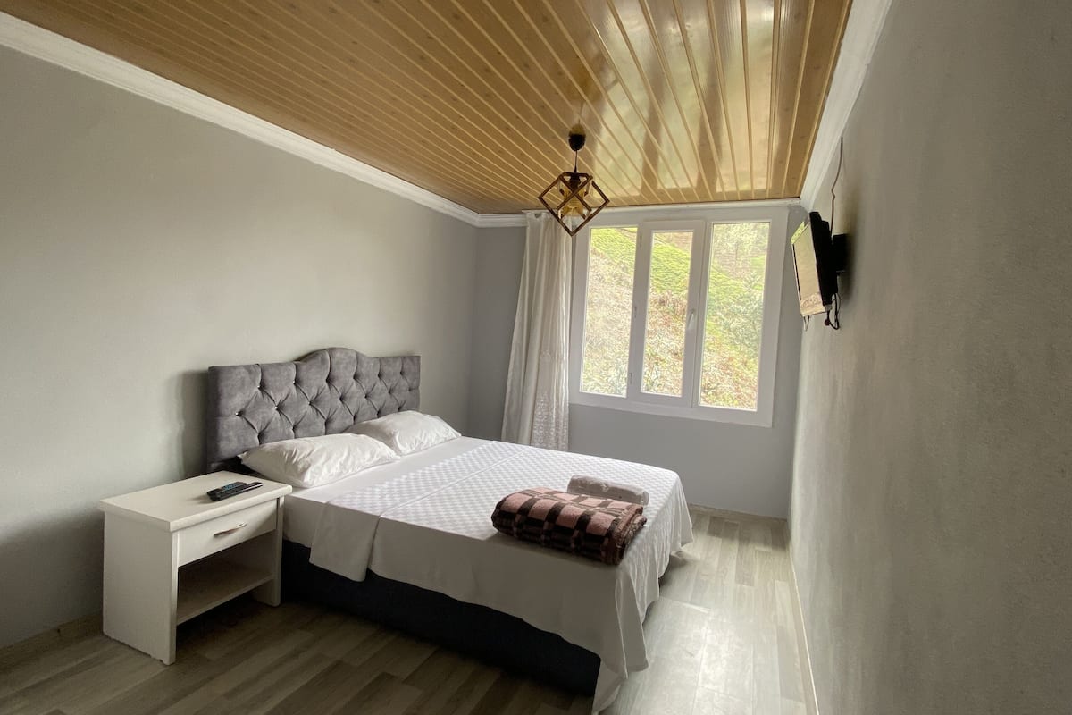 Room | 2 bedrooms, desk, soundproofing, iron/ironing board