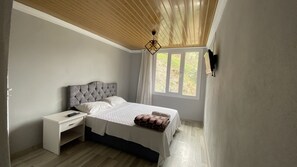 Escritorio, sistema de insonorización y tabla de planchar con plancha