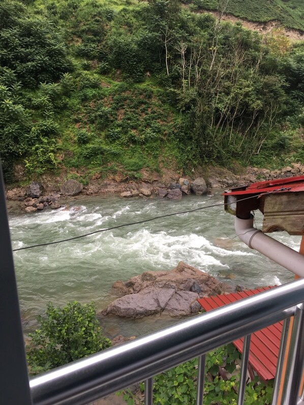 Escritorio, sistema de insonorización y tabla de planchar con plancha