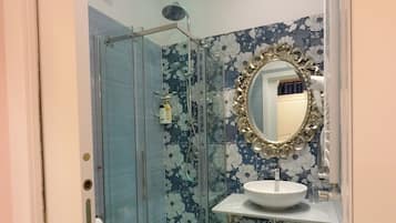 Chambre Romantique, 1 lit double | Salle de bain | Douche, douche à « effet pluie », sÚche-cheveux, bidet