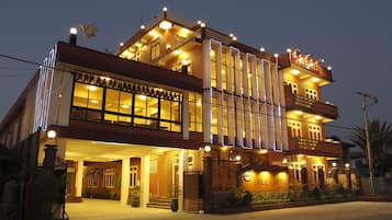 Mặt tiền nơi lưu trú - ban đêm