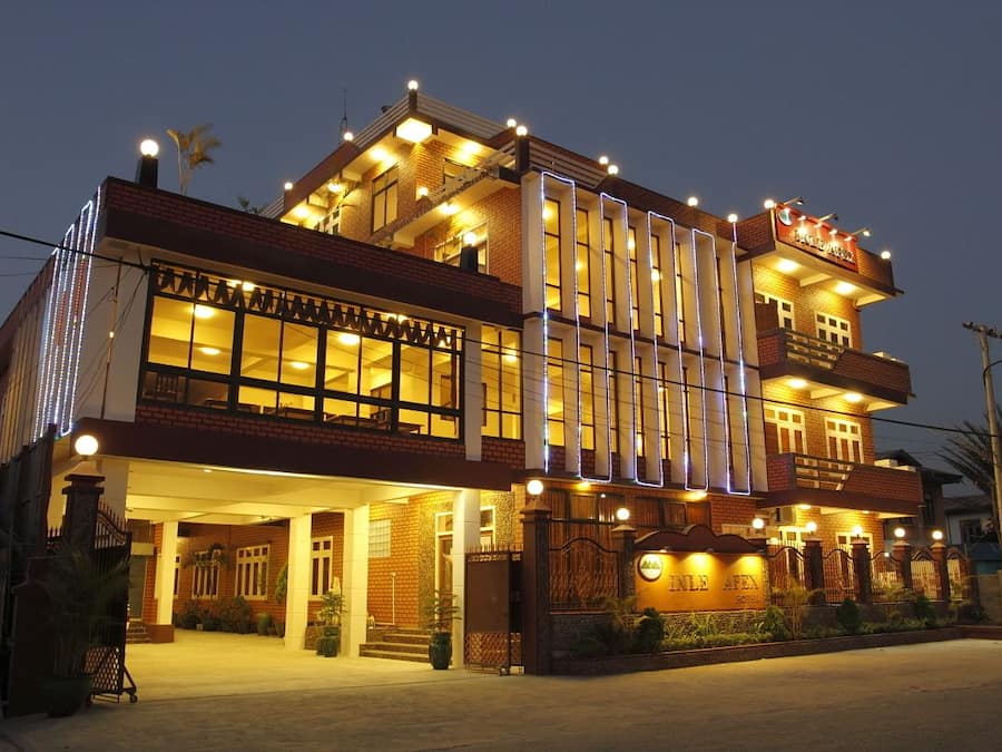 Fachada da propriedade à noite