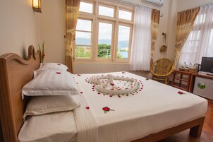 迷你吧、客房内保险箱、办公桌、折叠床/加床（额外收费）