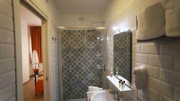 Double Room | Bathroom | Shower, free toiletries, hair dryer, bidet