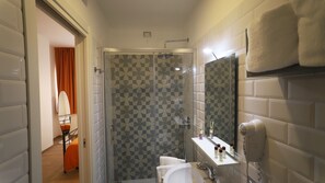 Dobbeltværelse | Badeværelse | Bruser, gratis toiletartikler, hårtørrer, bidet