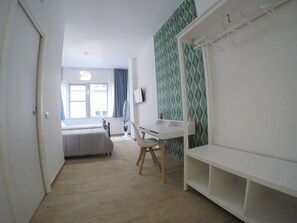 Habitación con 1 cama doble o 2 individuales | Edredones de plumas, caja fuerte, escritorio