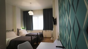 Habitación con 1 cama doble o 2 individuales | Edredones de plumas, caja fuerte, escritorio