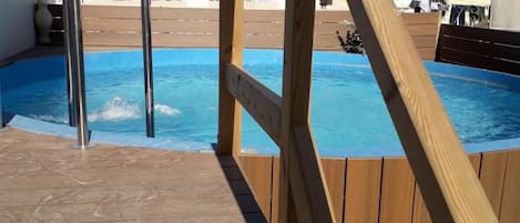 Una piscina al aire libre de temporada