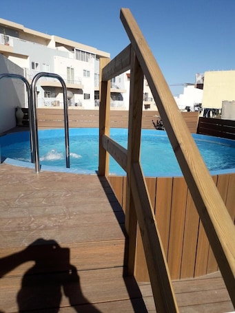 Una piscina al aire libre de temporada