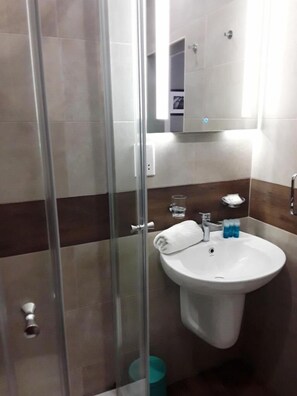 Shower, free toiletries, towels
