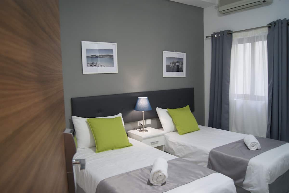 Standaard kamer, 1 twee- of 2 eenpersoonsbedden, toegankelijk voor mindervaliden | Een kluis op de kamer, een bureau, gratis wifi, beddengoed