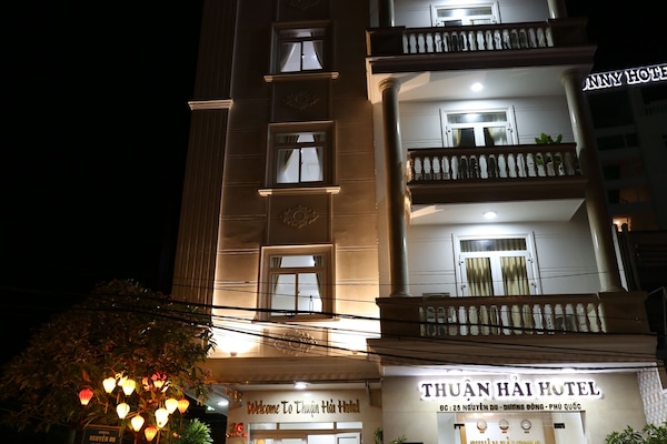 Fachada da propriedade à noite