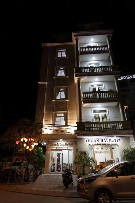 Fachada de la propiedad por la tarde o noche