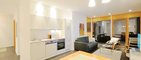 1 habitación, tabla de planchar con plancha y cunas gratuitas