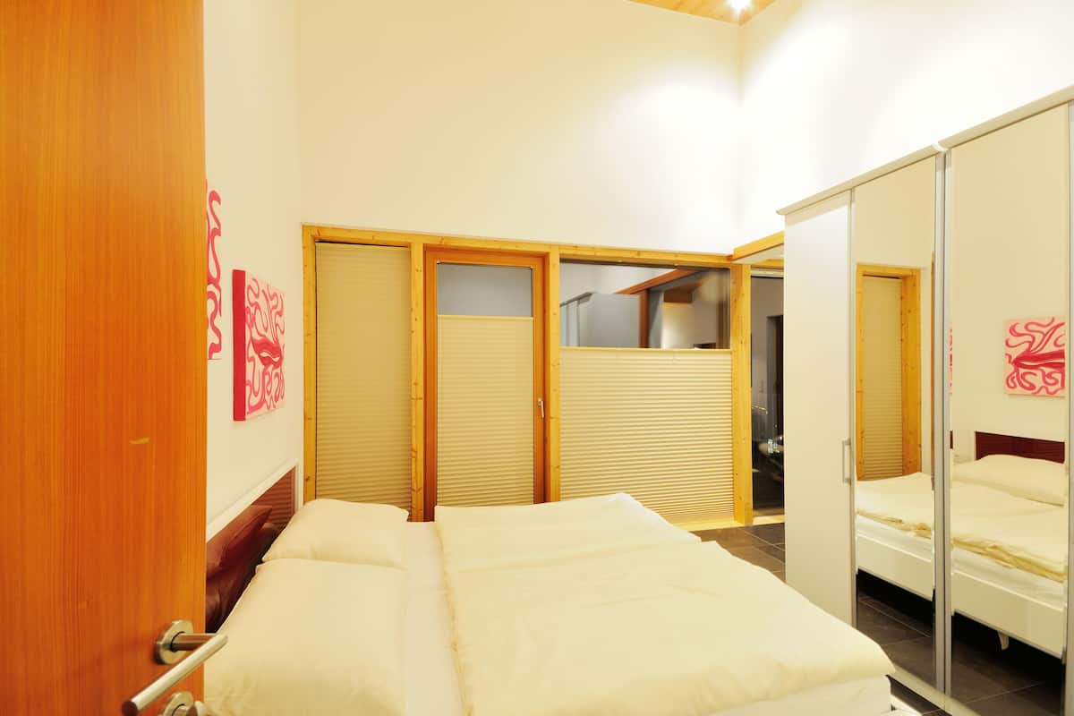 Luxury-Apartment, 1 Schlafzimmer, Bergblick, zum Garten hin (Almrausch) | 1 Schlafzimmer, Bügeleisen/Bügelbrett, kostenlose Babybetten