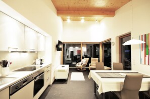 Appartement luxueux, 1 chambre, vue sur la montagne, côté jardin (Almrausch) | Repas dans la chambre