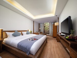 Tweepersoonskamer, uitzicht op tuin | Luxe beddengoed, een minibar, een kluis op de kamer, een bureau