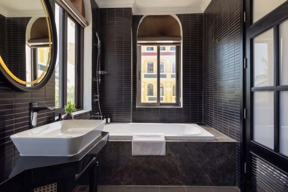 Combined shower/bathtub, free toiletries, hair dryer, bathrobes