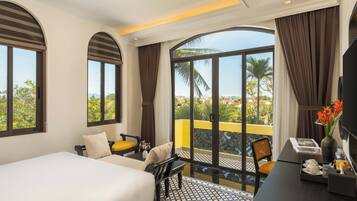 Ropa de cama de alta calidad, minibar, caja fuerte y escritorio