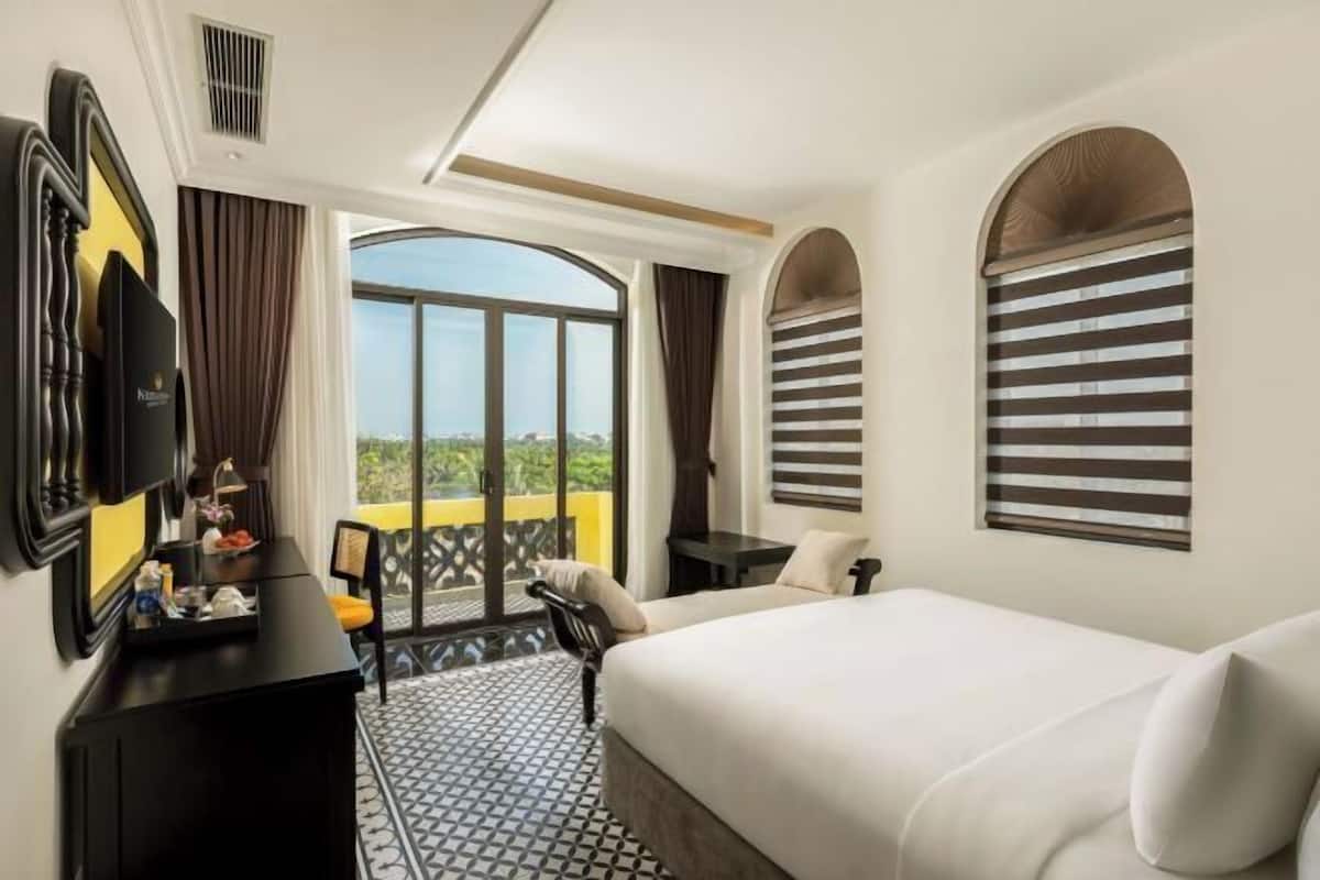 Bộ đồ giường cao cấp, minibar, két bảo mật tại phòng, bàn 