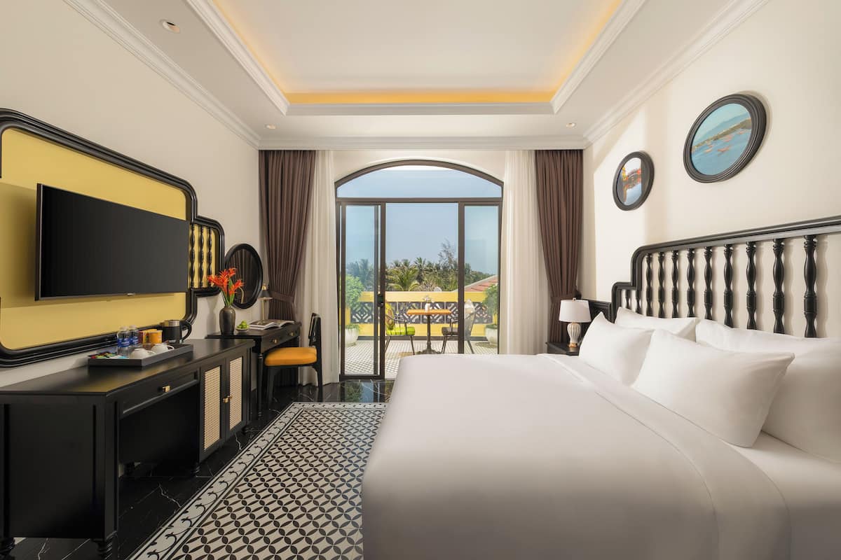 Phòng đôi Grand, ban công, quang cảnh hồ bơi | Bộ đồ giường cao cấp, minibar, két bảo mật tại phòng, bàn 