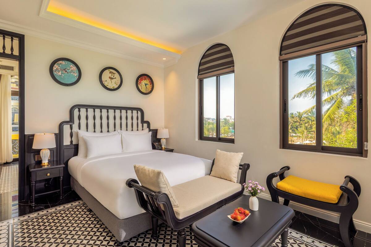 Phòng đôi có thiết kế đặc trưng, ban công, quang cảnh sông | Bộ đồ giường cao cấp, minibar, két bảo mật tại phòng, bàn 