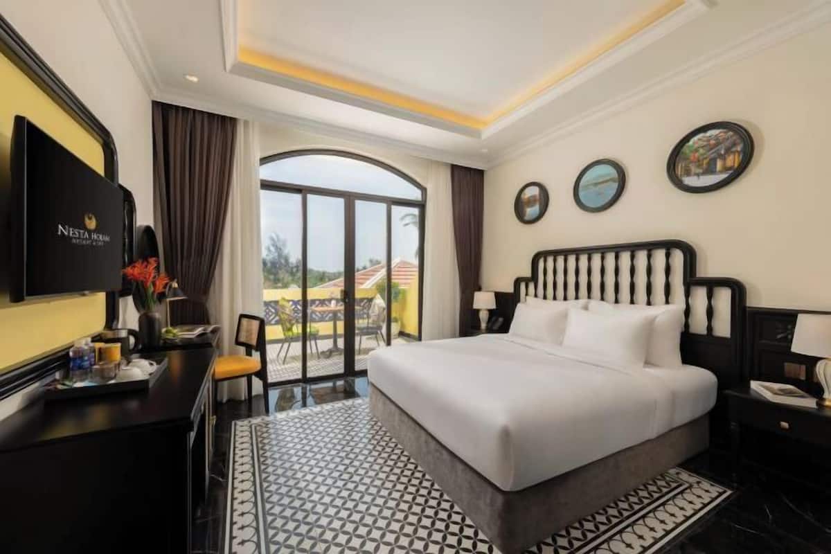 Bộ đồ giường cao cấp, minibar, két bảo mật tại phòng, bàn 