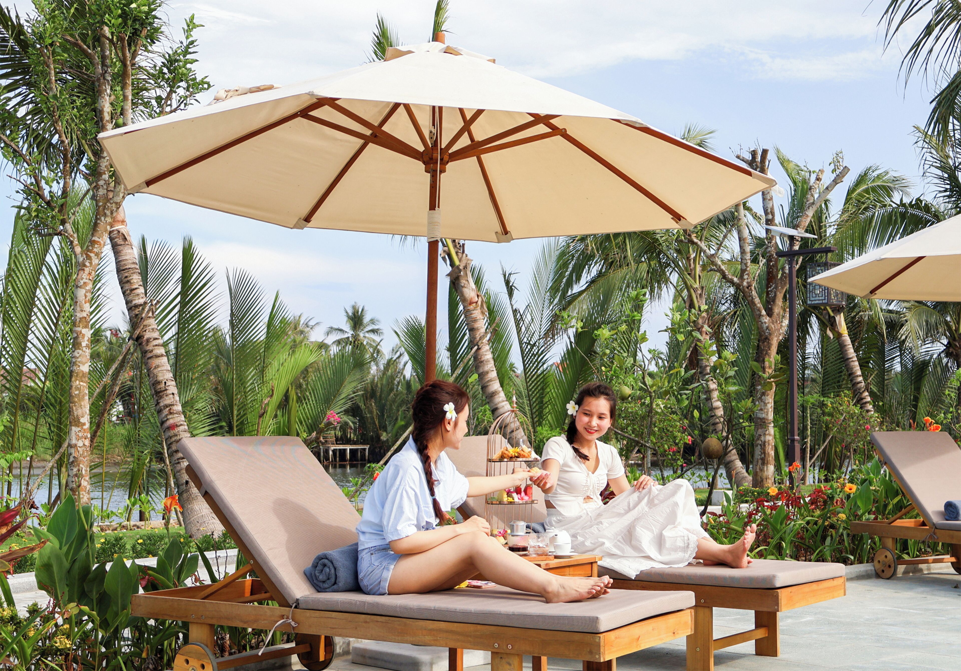 2 bars/lounges, poolside bar