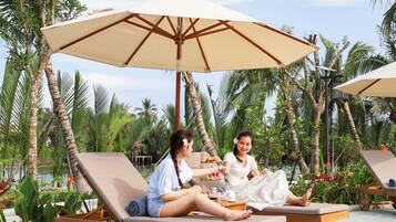 Bar en milieu de piscine