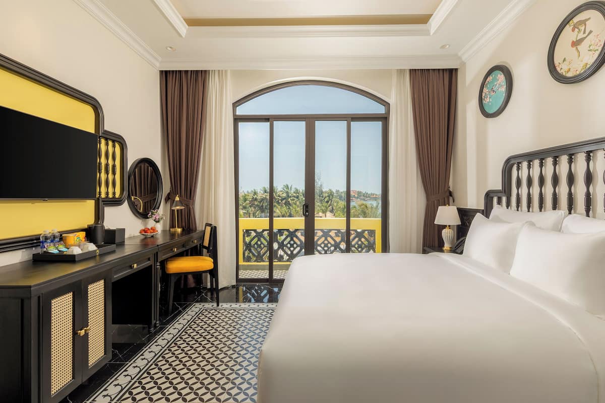 Phòng đôi Premier, ban công, quang cảnh hồ bơi | Bộ đồ giường cao cấp, minibar, két bảo mật tại phòng, bàn 