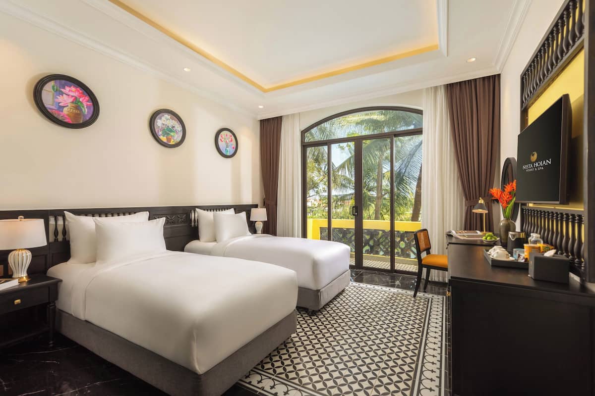 Phòng 2 giường đơn có thiết kế đặc trưng, quang cảnh hồ bơi | Bộ đồ giường cao cấp, minibar, két bảo mật tại phòng, bàn 