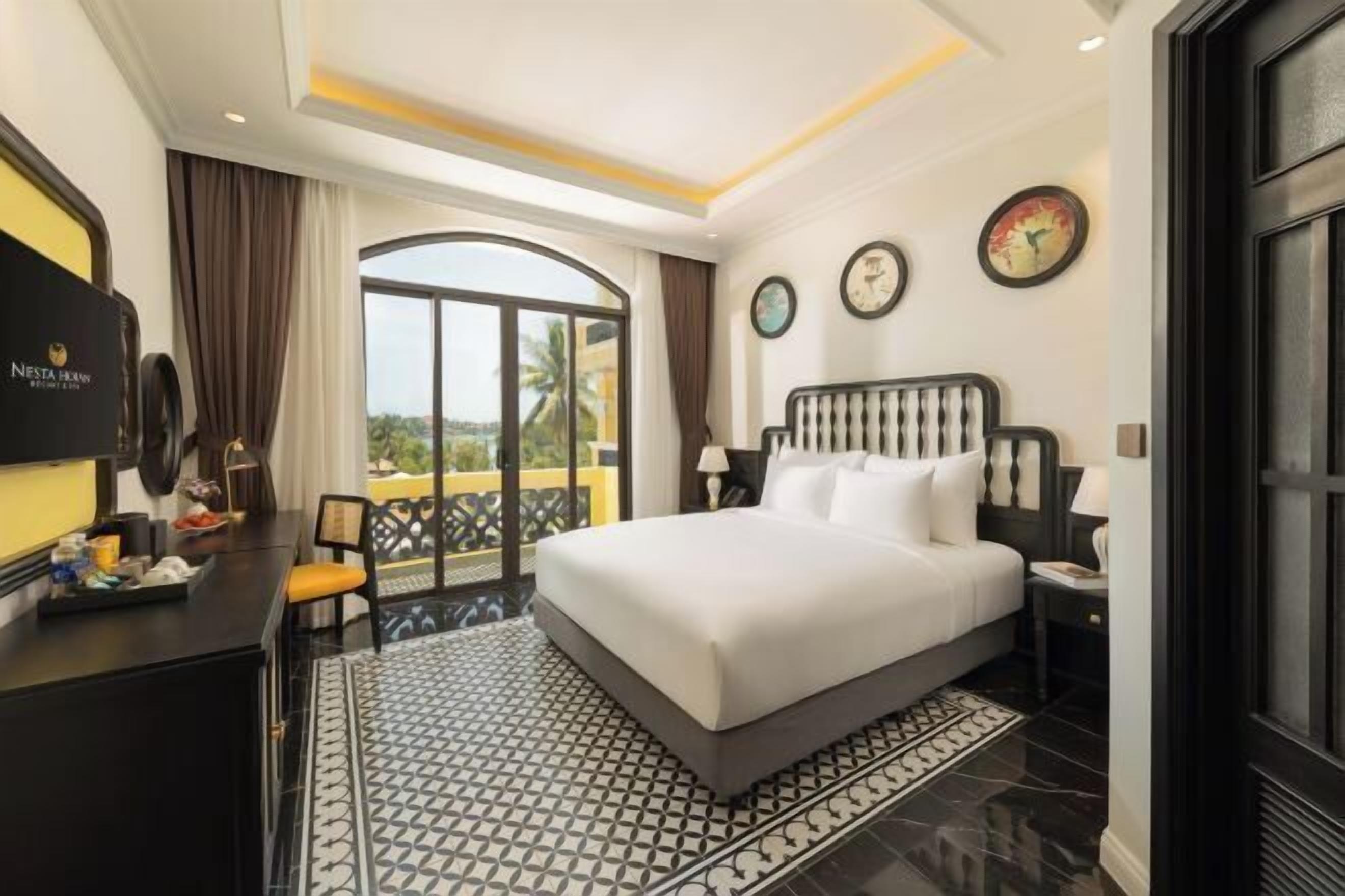 Premium bedding, minibar, in-room safe, desk