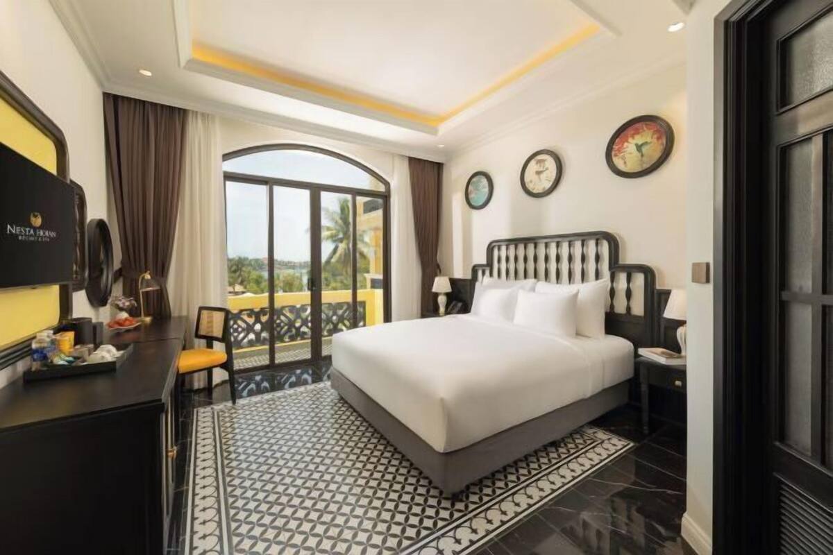 Bộ đồ giường cao cấp, minibar, két bảo mật tại phòng, bàn 