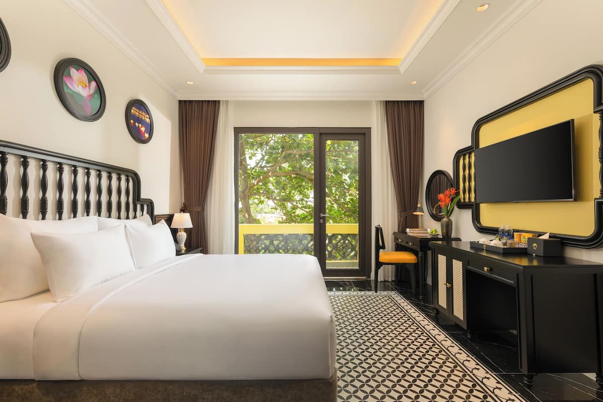 Phòng đôi Deluxe, 1 giường cỡ king, ban công | Bộ đồ giường cao cấp, minibar, két bảo mật tại phòng, bàn 