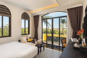 Quarto casal com design assinado, sacada, vista para o rio | Vista do quarto