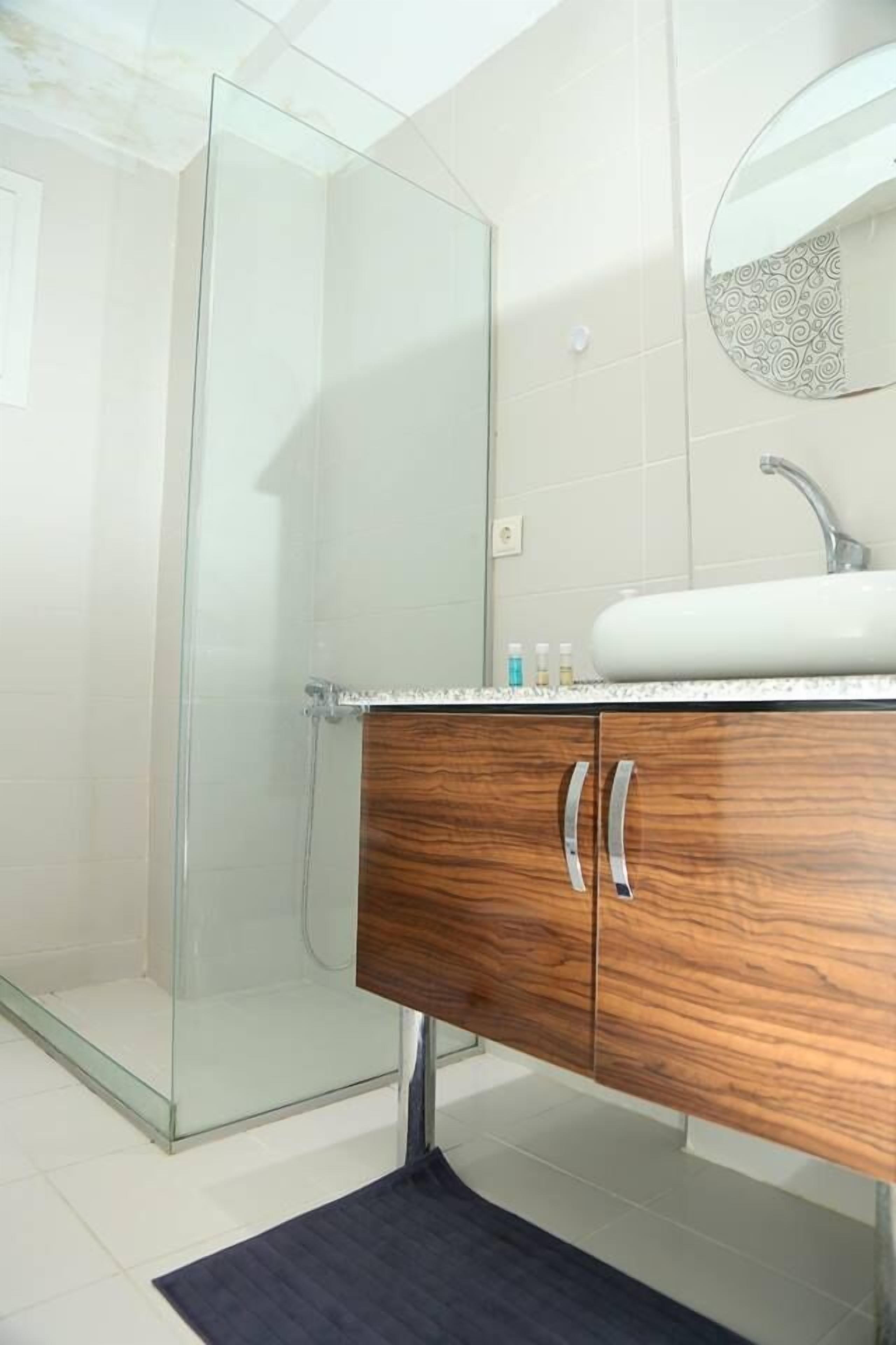 Standard Triple Room | Bathroom | Shower, free toiletries, hair dryer, slippers