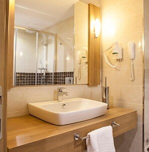 Badkamer met wastafel