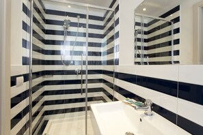 Deluxe kamer, 1 twee- of 2 eenpersoonsbedden, balkon | Badkamer | Een douche, gratis toiletartikelen, een haardroger, handdoeken