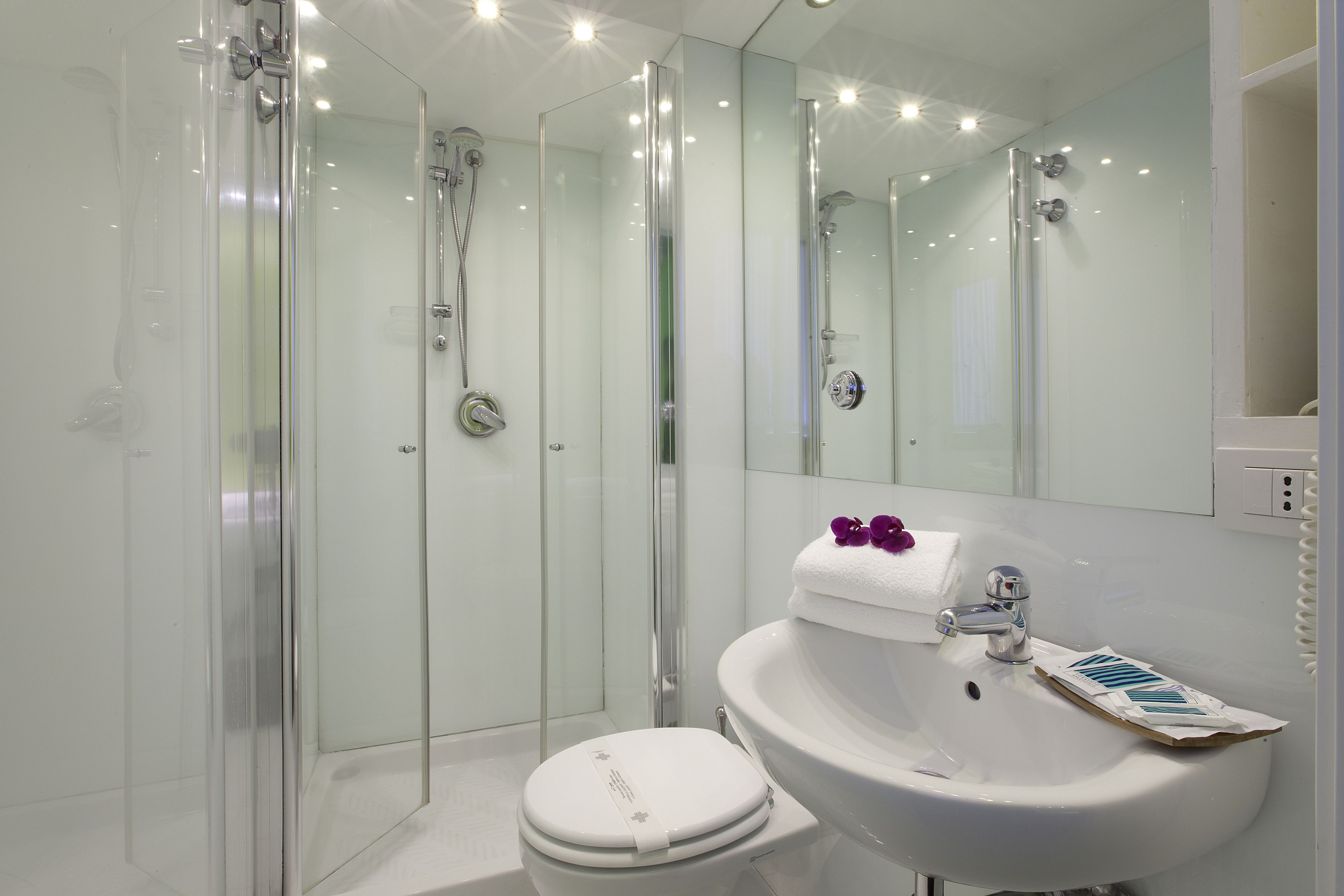 Economy Single Room | Bathroom | Shower, free toiletries, hair dryer, towels
