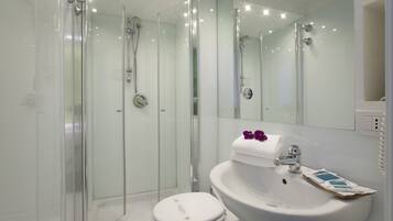 Economy Single Room | Bathroom | Shower, free toiletries, hair dryer, towels
