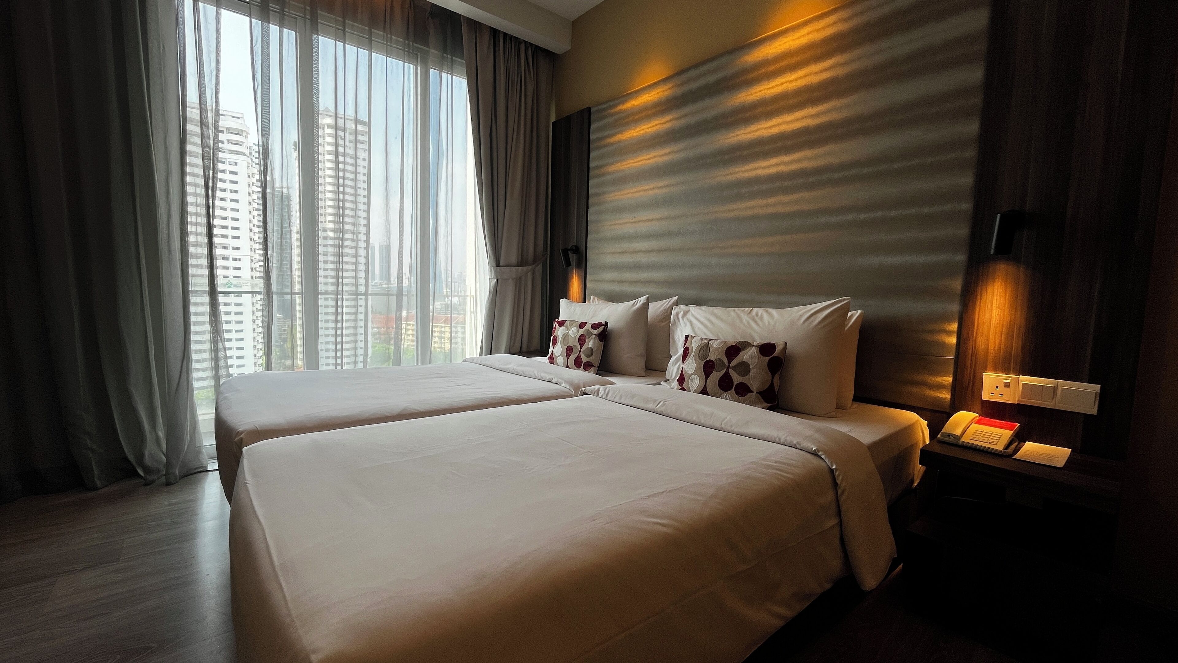 Executive Studio, 1 Twin Bed, Non Smoking (Hollywood) | Down comforters, in-room safe, desk, laptop workspace