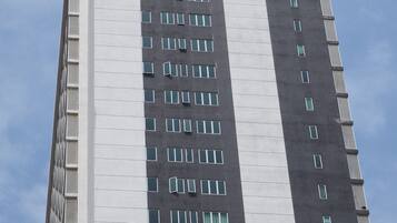Un edificio alto con un cartel que dice "RAMADA" en la fachada.