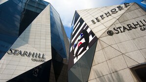 Starhill Gallery-byggnaden utmärker sig med sin distinkta, kantiga design och tydliga skyltar.