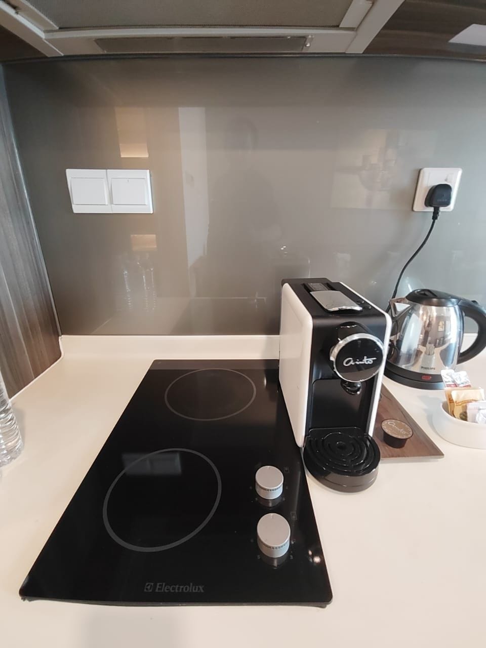 Een keuken met een Electrolux inductiekookplaat, een broodrooster en een koffiezetapparaat op het aanrecht.
