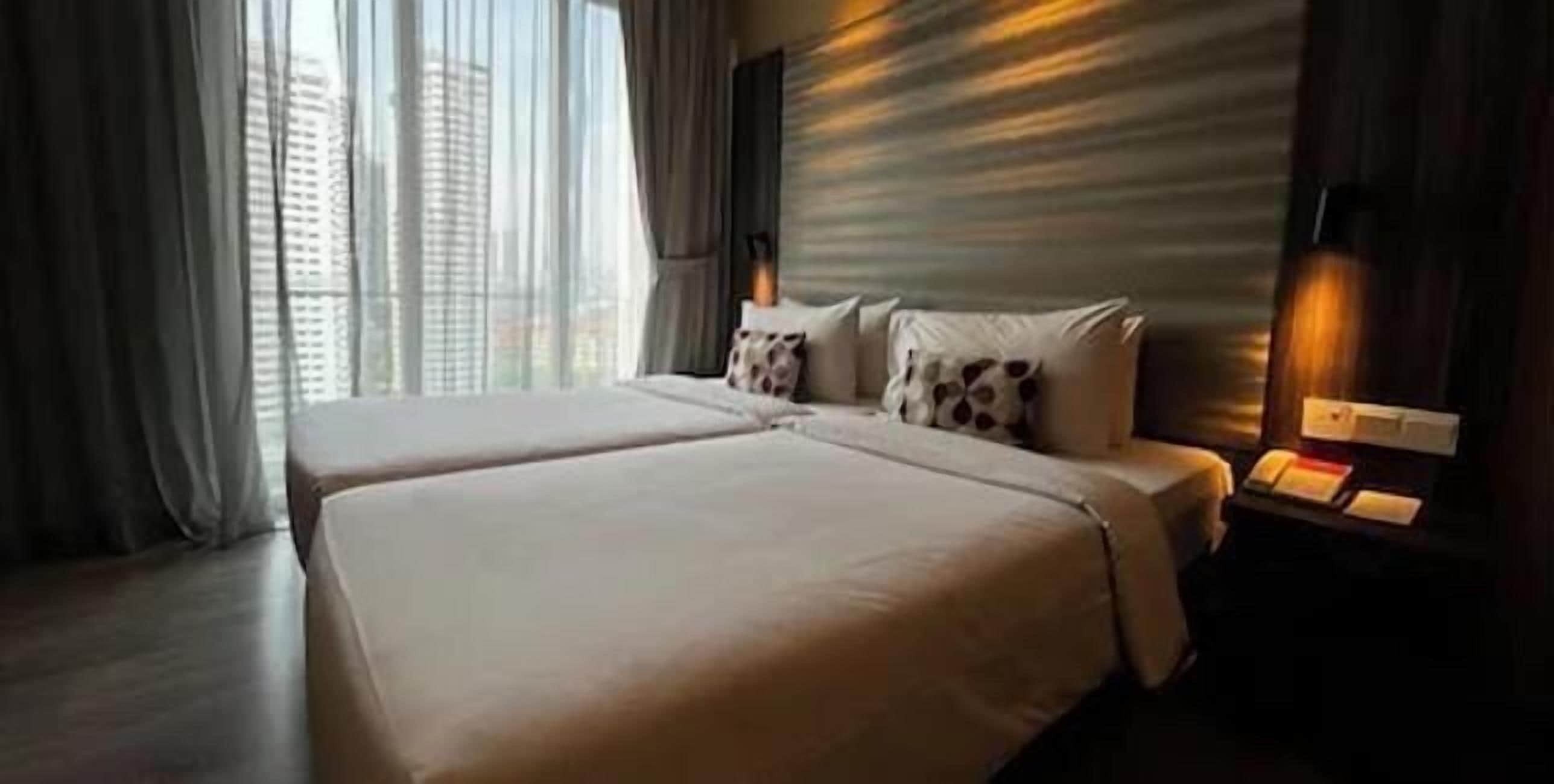 Cubrecamas, caja de seguridad en la habitación y escritorio 