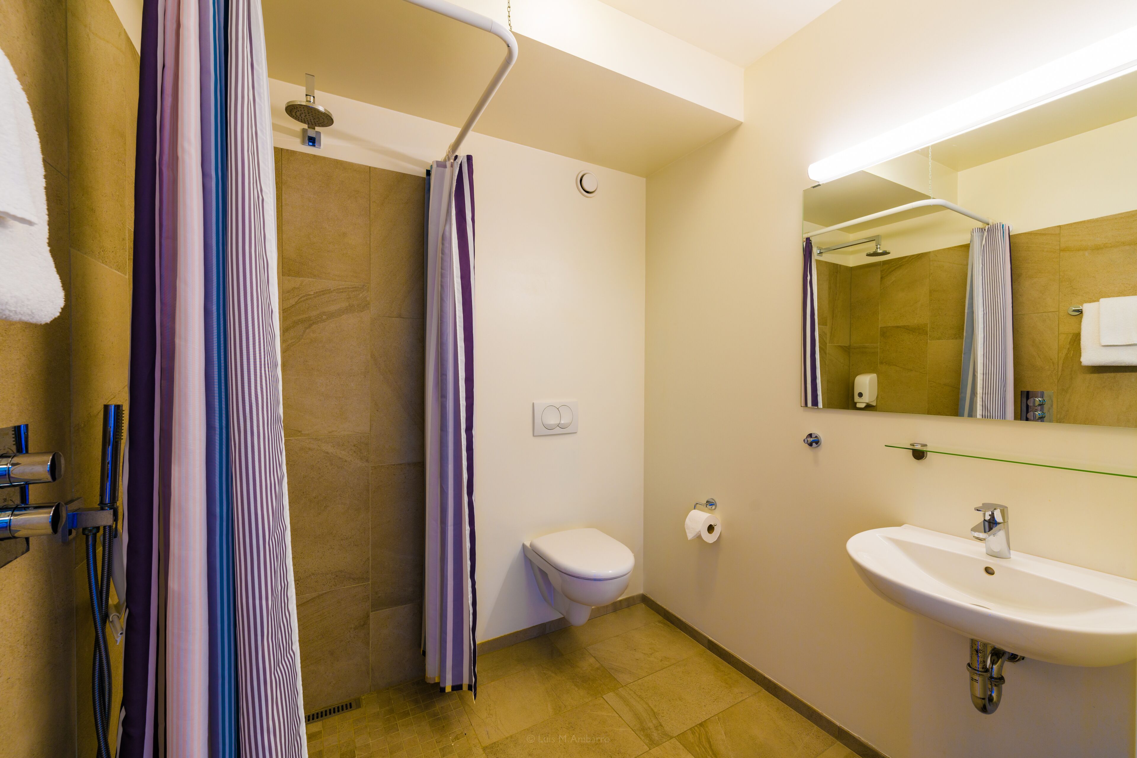 Habitación con 2 camas individuales, 2 camas individuales | Baño | Ducha, cabezal de ducha tipo lluvia, secador de pelo y toallas