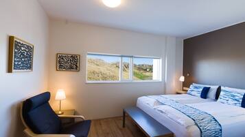 Camera doppia, 1 letto queen, vista montagna | Biancheria da letto di alta qualità, una scrivania, postazione laptop