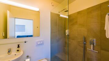 Doccia, soffione a pioggia, asciugacapelli, asciugamani