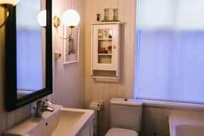 Separate bathtub and shower, deep-soaking bathtub, free toiletries